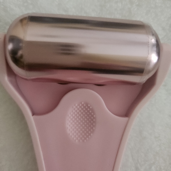 Skinny Confidential Hot Mess Ice Roller and "Sleeping Bag" storage pouch. - Picture 4 of 5